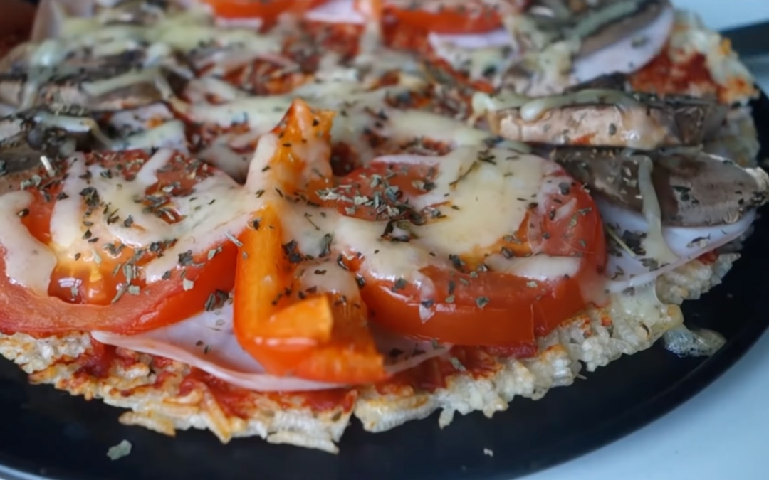 Pizza de arroz caseira não tem glúten e nem lactose e ainda é uma delícia: veja receita