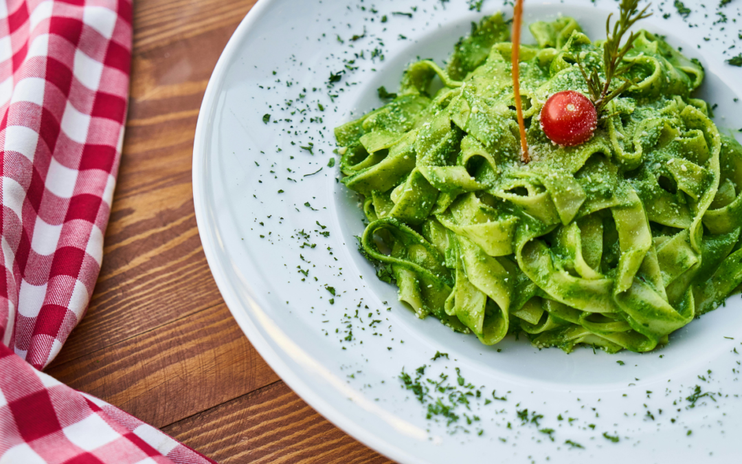 Massa com pesto de espinafre: aprenda a preparar este prato com molho diferentão