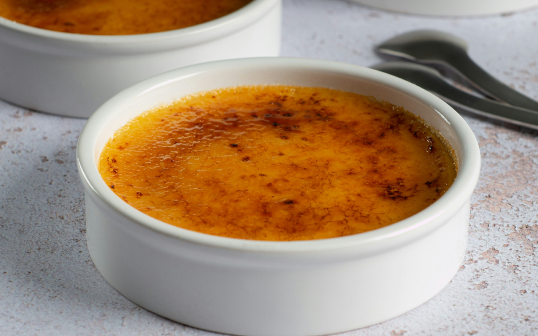 Como fazer a casquinha crocante do crème brûlée em casa usando uma colher quente