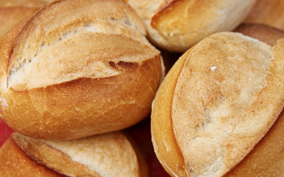 Pãozinho amanhecido volta a parecer fresquinho em segundos com esta dica