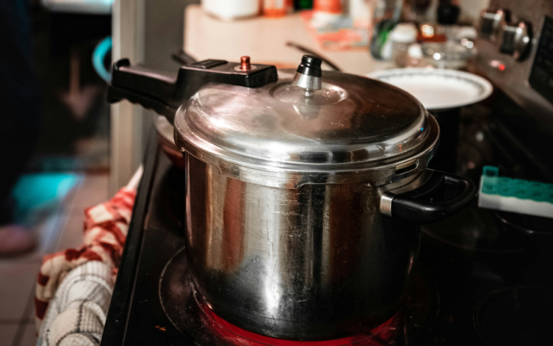 Panela de pressão soltando água, vapor e até fumaça: o que fazer?