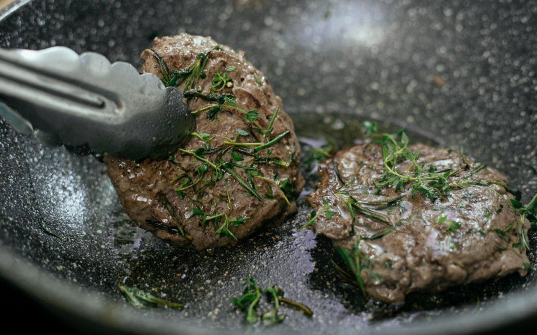 Saiba como requentar carne vermelha sem que ela fique ressecada com 4 dicas