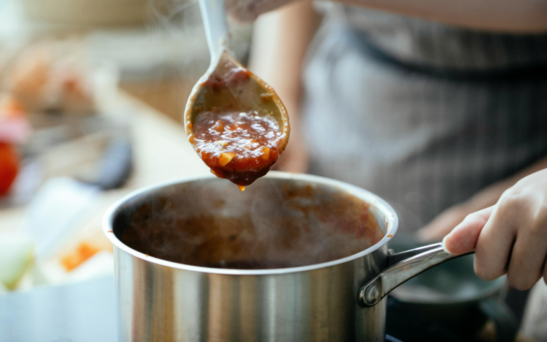 Molho queimou? Truque simples com batata ajuda a tirar o sabor amargo