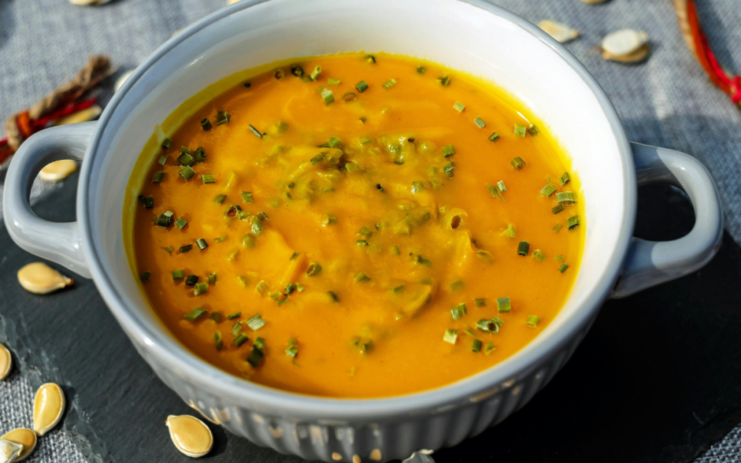 Sopa de legumes é refeição prática e boa para aproveitar o que tem na geladeira: receita