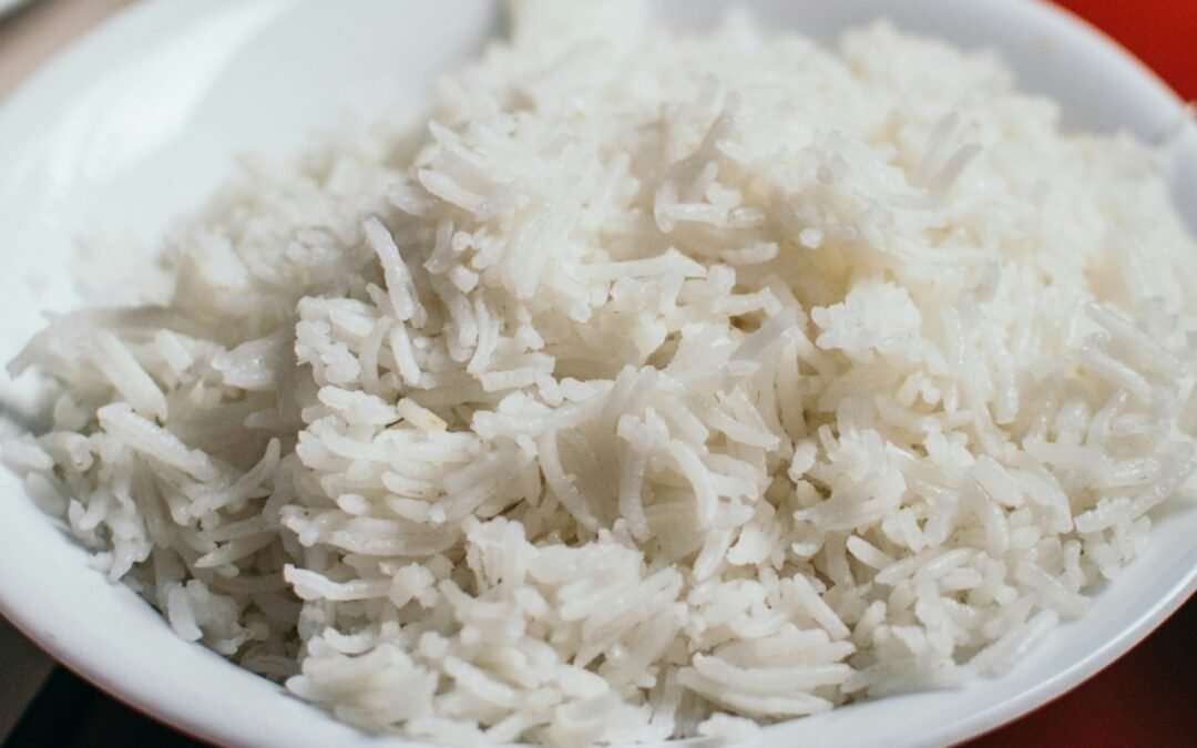 Por que o arroz fica empapado? 6 erros que te afastam do arroz soltinho perfeito
