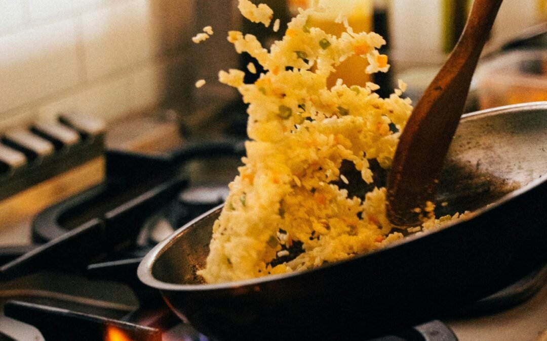 Arroz de frigideira é tão gostoso quanto arroz de forno e dá para usar o que tiver na geladeira: receita