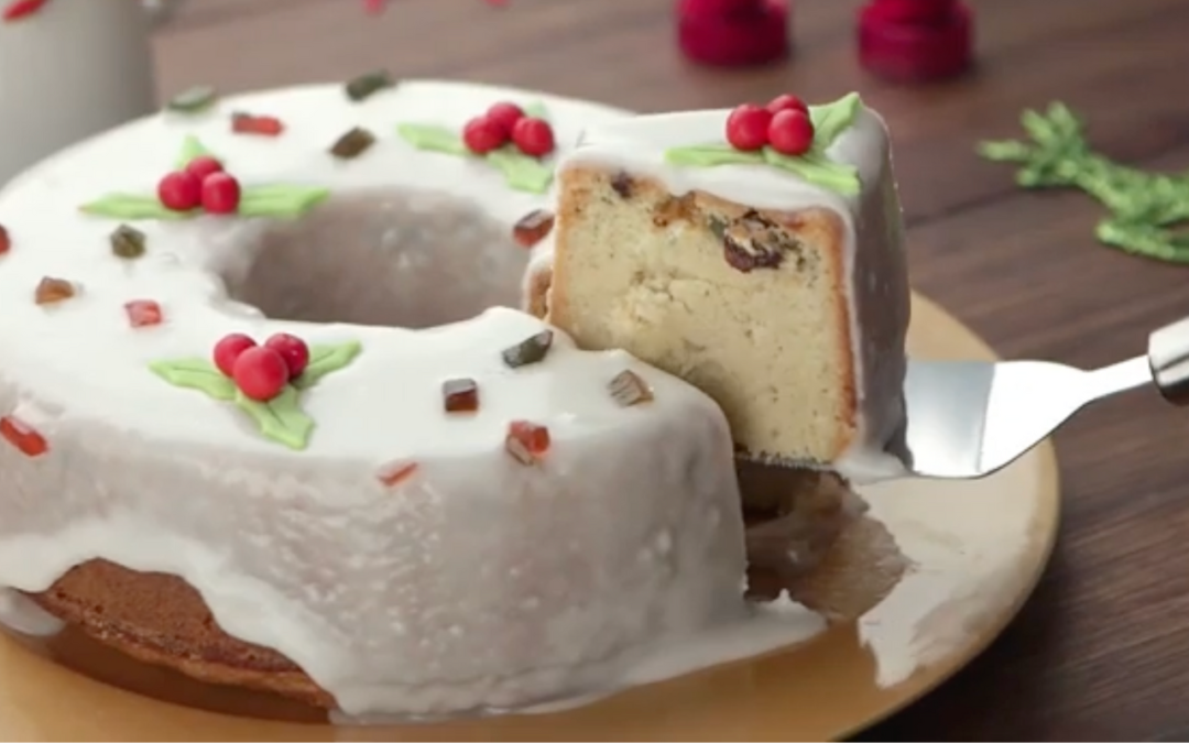 Bolo de Natal com frutas cristalizadas leva cobertura branca de açúcar para lembrar a neve