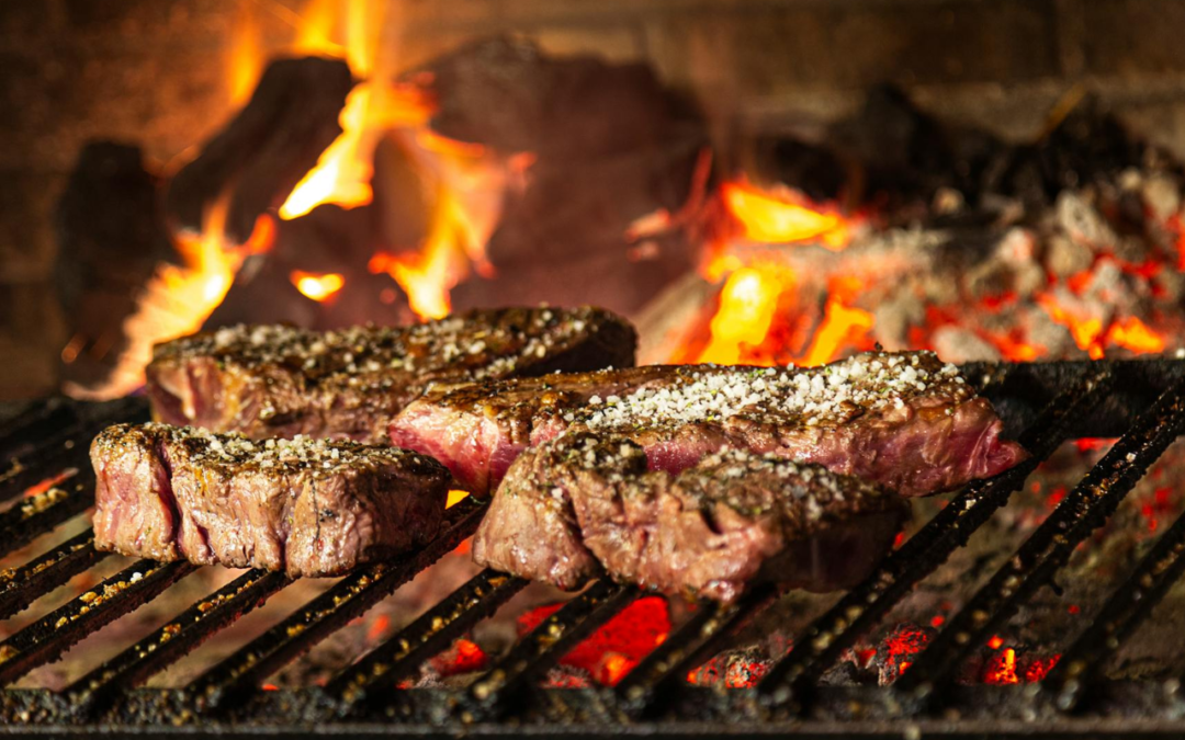 Como fazer cálculo para churrasco? Quantos quilos de carne por pessoa? E carvão?