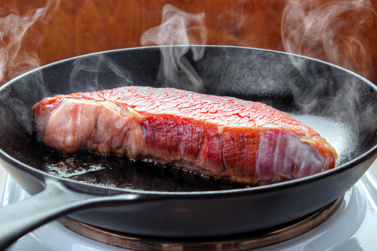 Panelas mais resistentes são melhores para fazer carne