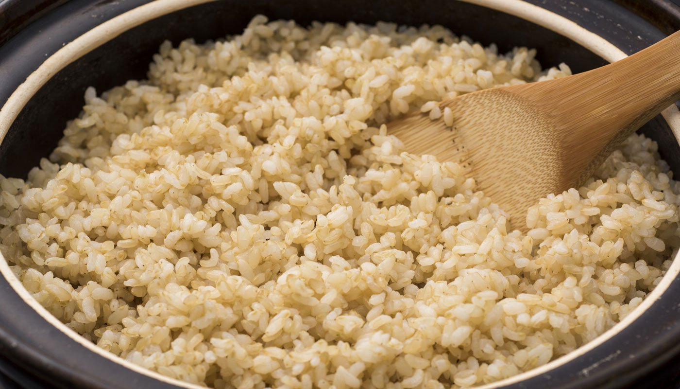 Como fazer arroz integral? Preparo é diferente do arroz convencional em 2 pontos