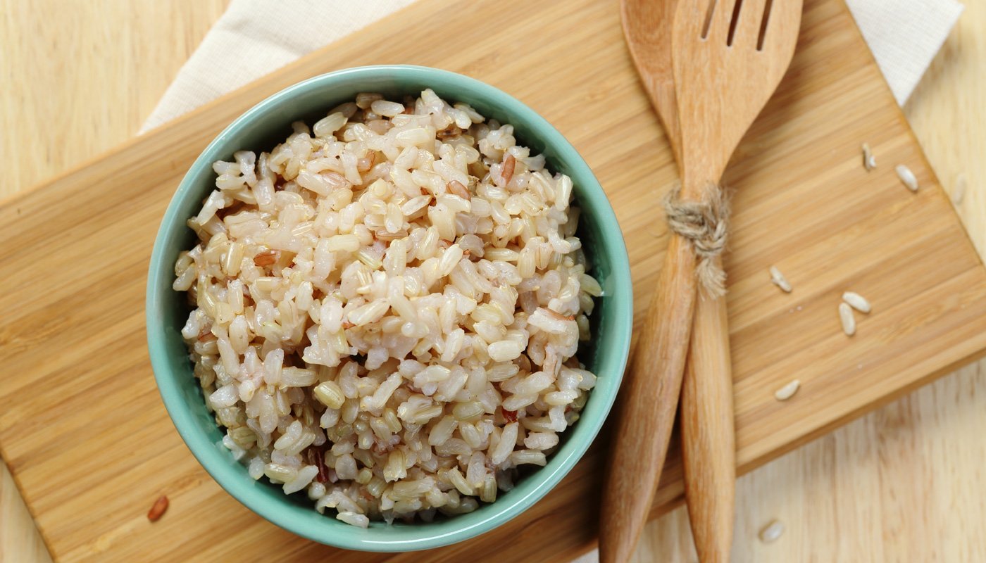 Risoto falso de frango desfiado com arroz integral: leve, prático e saboroso