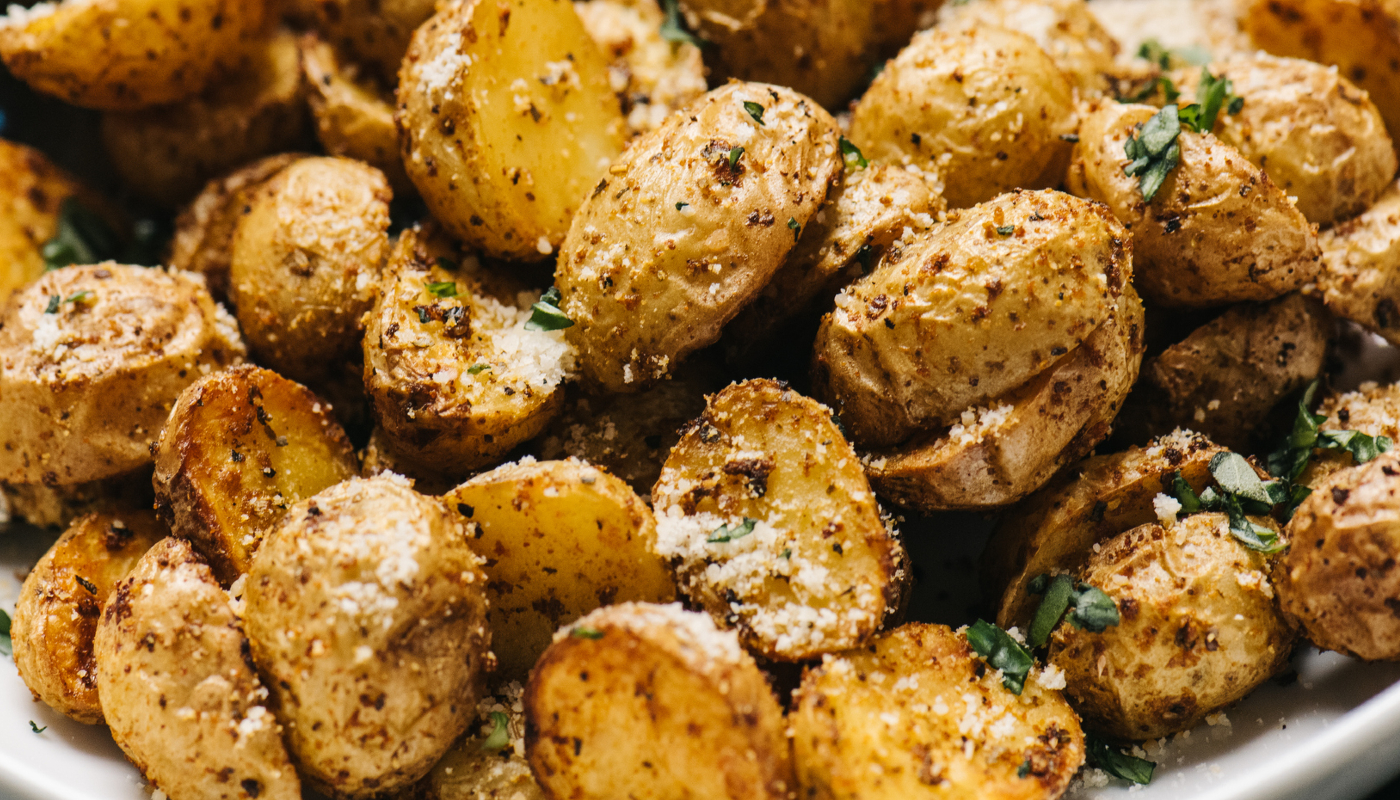 Batata na crostinha de parmesão: receita simples é forma de variar ao fazer batatas assadas