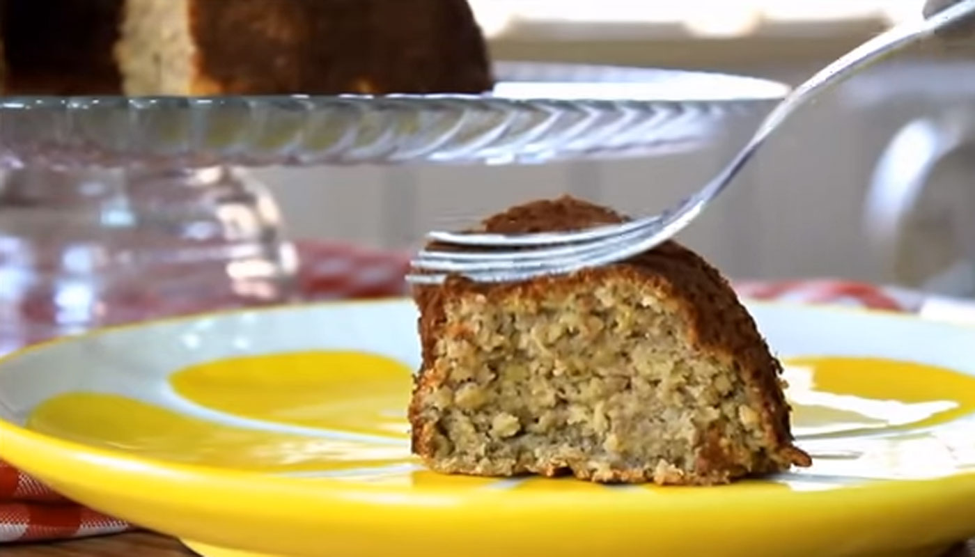 Bolo de aveia e banana sem farinha e sem açúcar é perfeito para o café da tarde