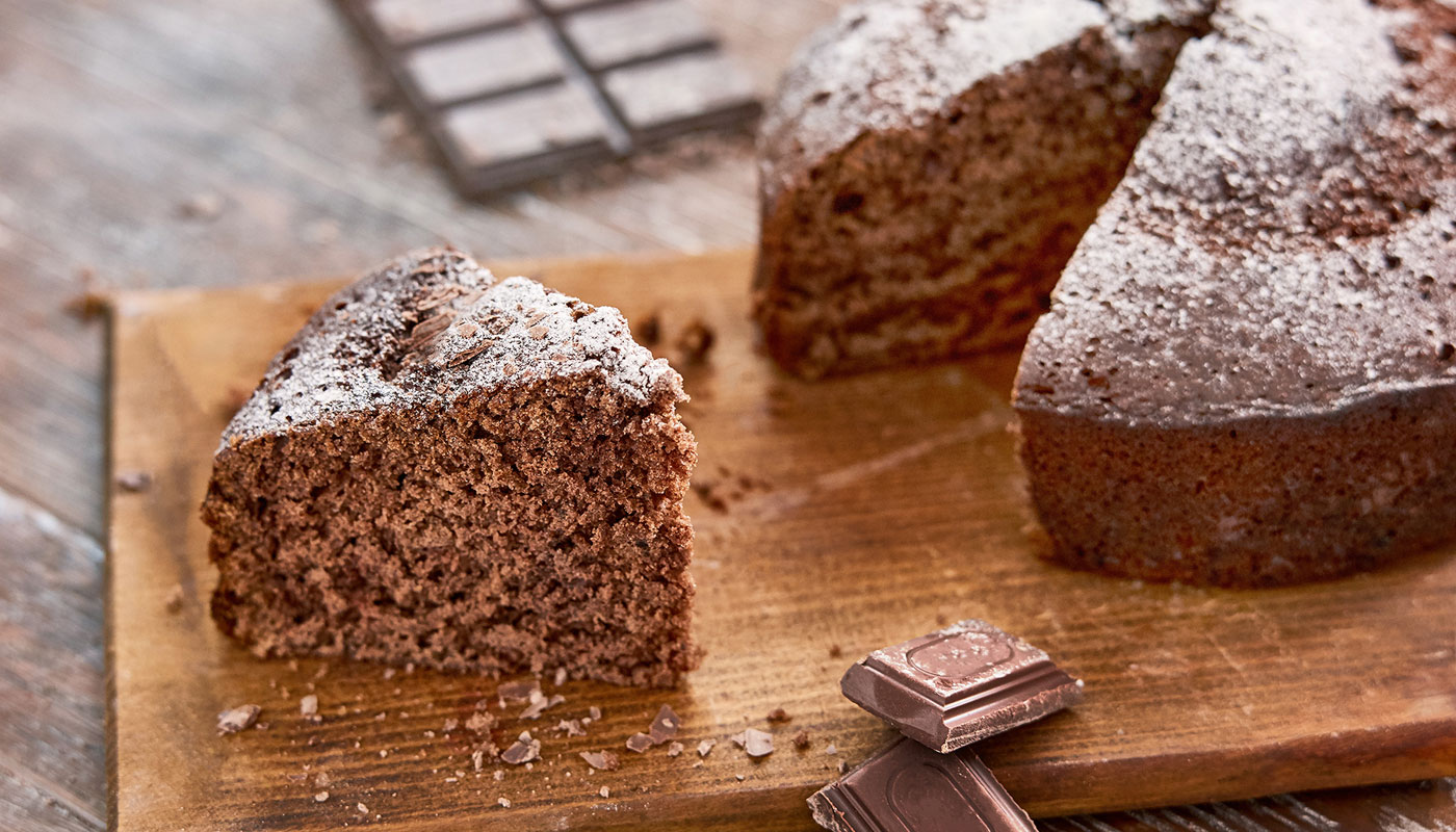 Bolo de chocolate na Air Fryer demora só 25 minutos para ficar pronto: veja como fazer