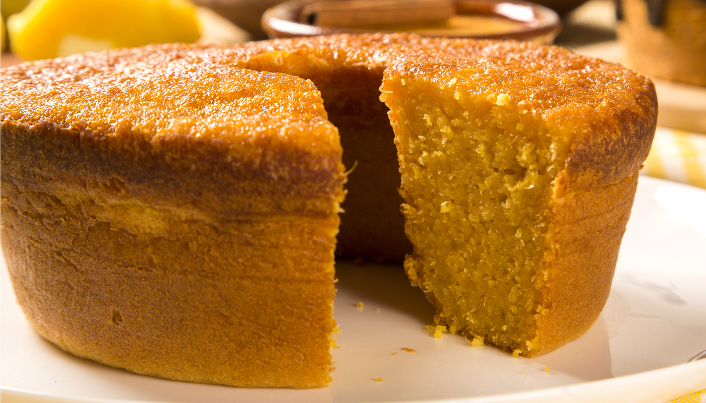 Bolo de fubá com laranja fica pronto em menos de 1 hora e sabor é irresistível