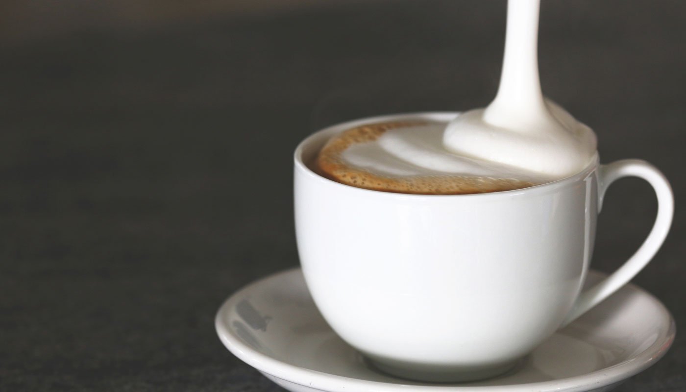 Com este truque, você não precisa de máquina para fazer espuma de leite no café
