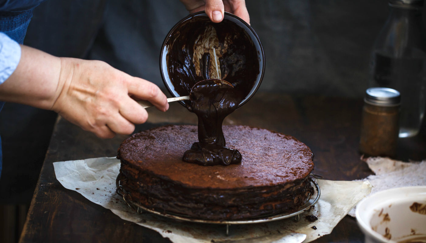 “Bolo de nada” é massa perfeita para QUALQUER receita: como fazer + 3 coberturas