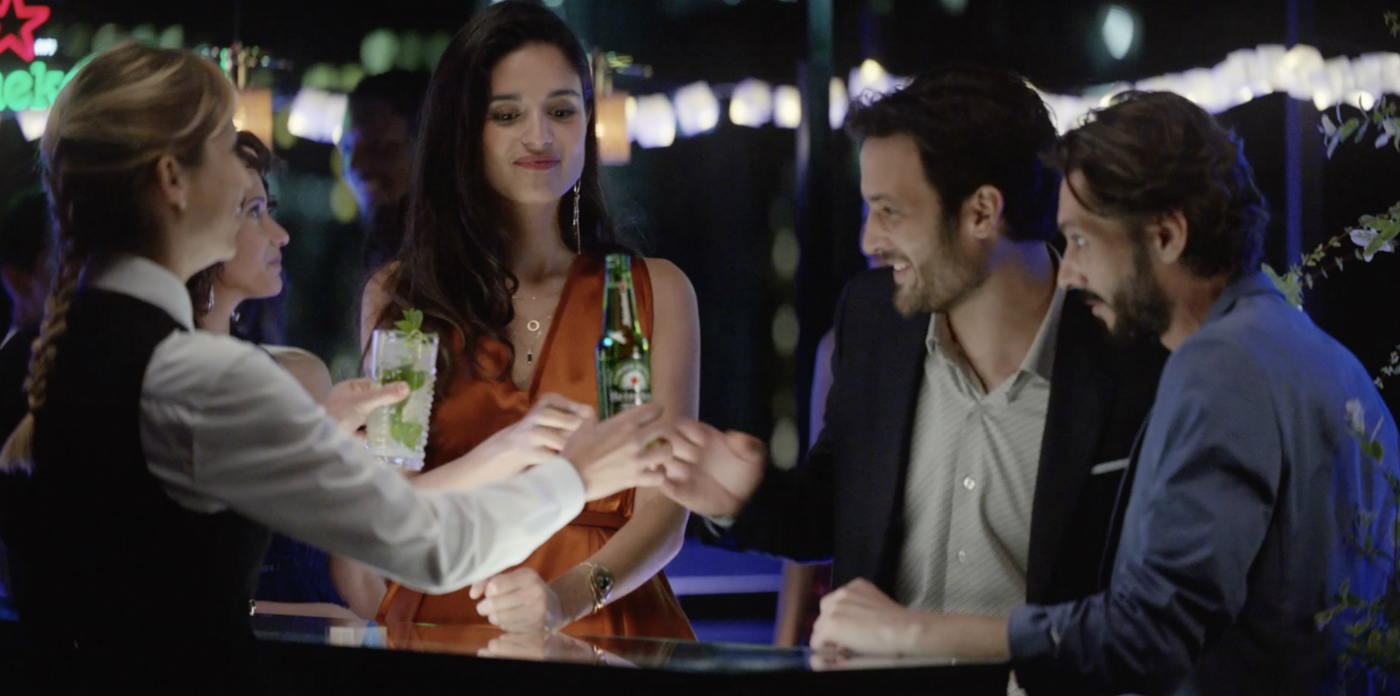 Vídeo da Heineken zoa cena comum no bar, pois parece que só homem bebe cerveja