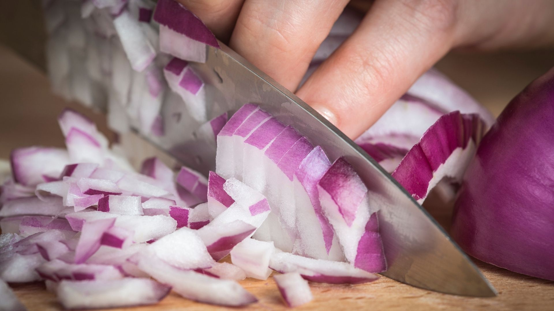 Aprenda o jeito certo de congelar cebola picada para quem não tem tempo no dia a dia