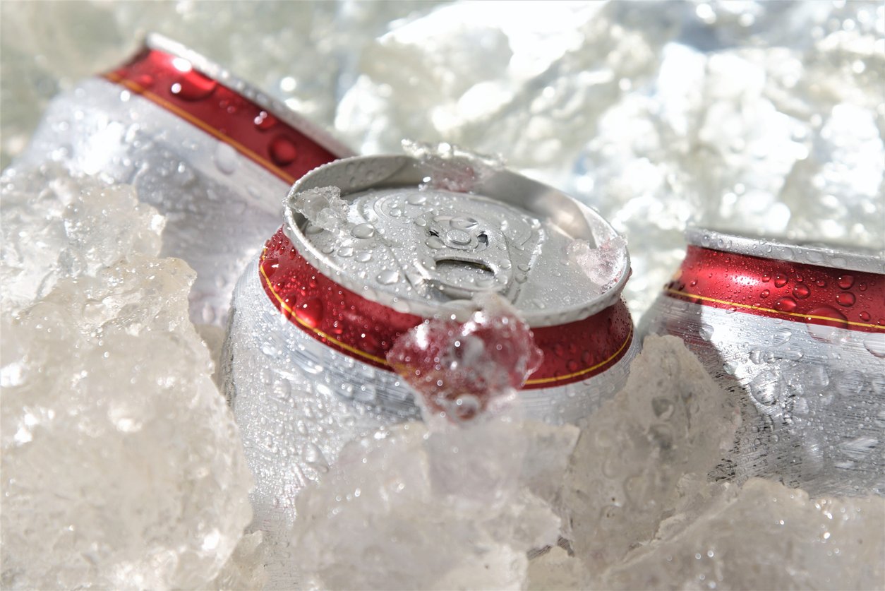 Por que colocar sal no gelo faz a cerveja gelar mais rápido? Entenda a ciência do truque