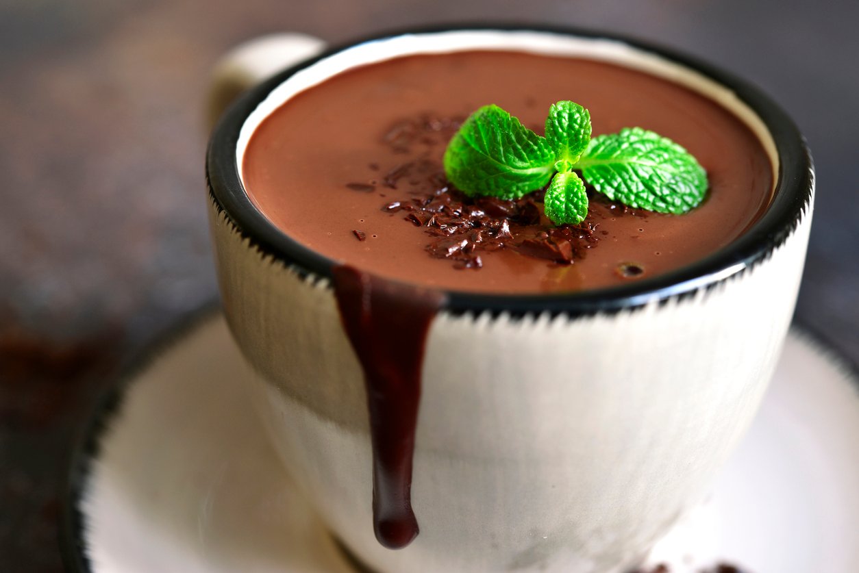 Chocolate quente cremoso: versão “fit” da bebida tem sabor intenso e textura aveludada