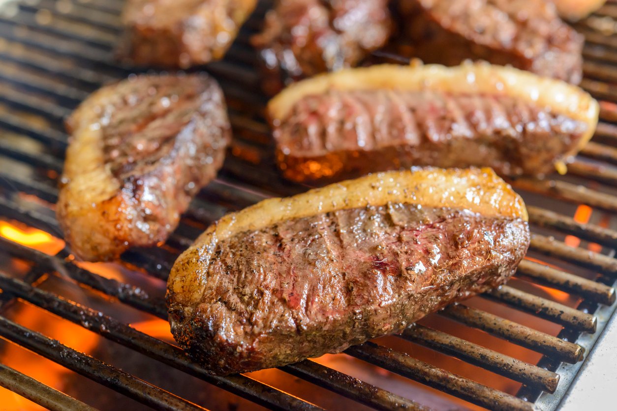 Aprenda a calcular a quantidade ideal de carne por pessoa para servir no churrasco