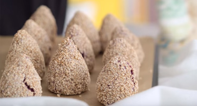 Coxinha de tapioca com queijo branco não leva farinha ou óleo no preparo