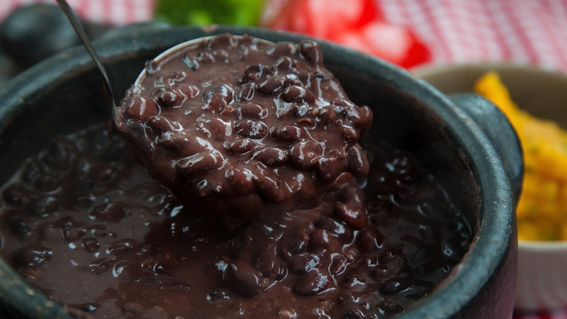 Caldo de feijão mais grosso com um truque simples: veja como dar mais sabor ao prato