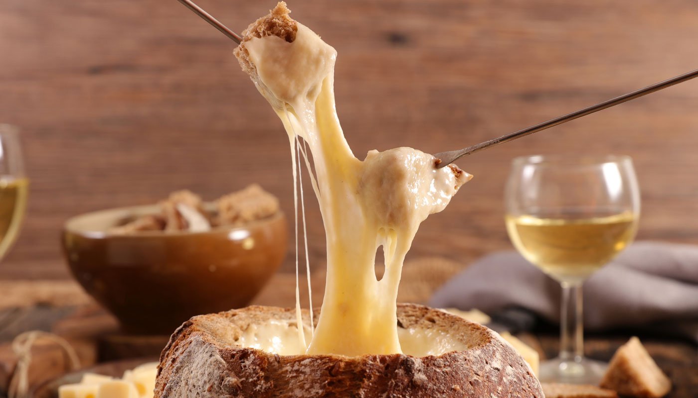 Segredo para fondue perfeito em casa é apostar na mistura correta de 4 queijos: receita