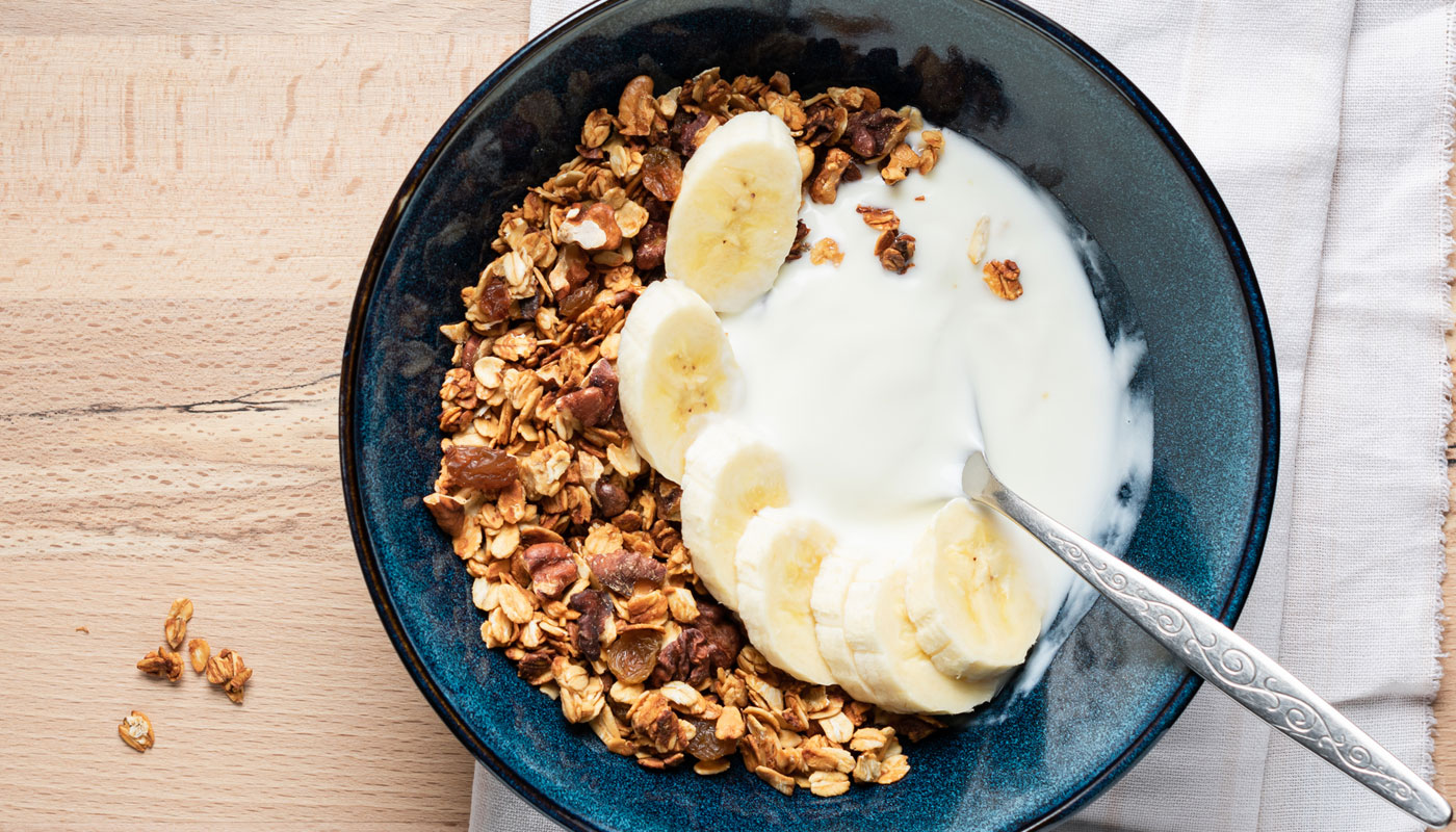 Granola com iogurte e banana