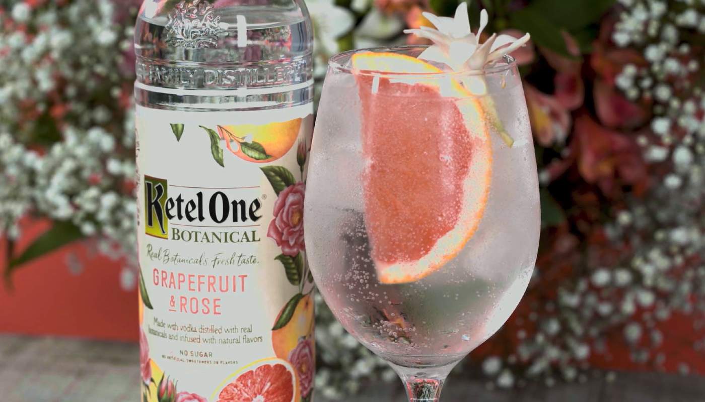 O drink Botanical Spritz é feito com Ketel One Botanical e água tônica.