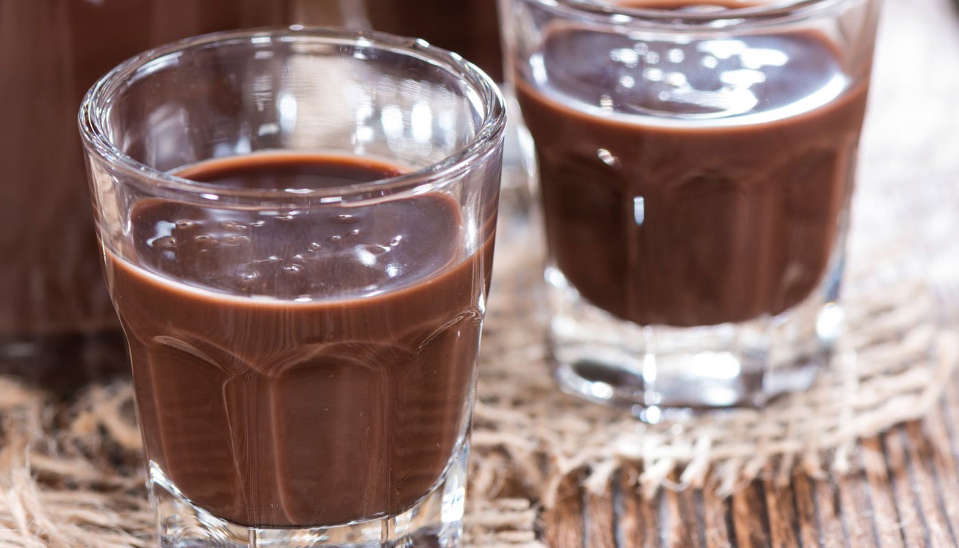Receita de licor de chocolate: como fazer em casa a bebida alcoólica cremosa