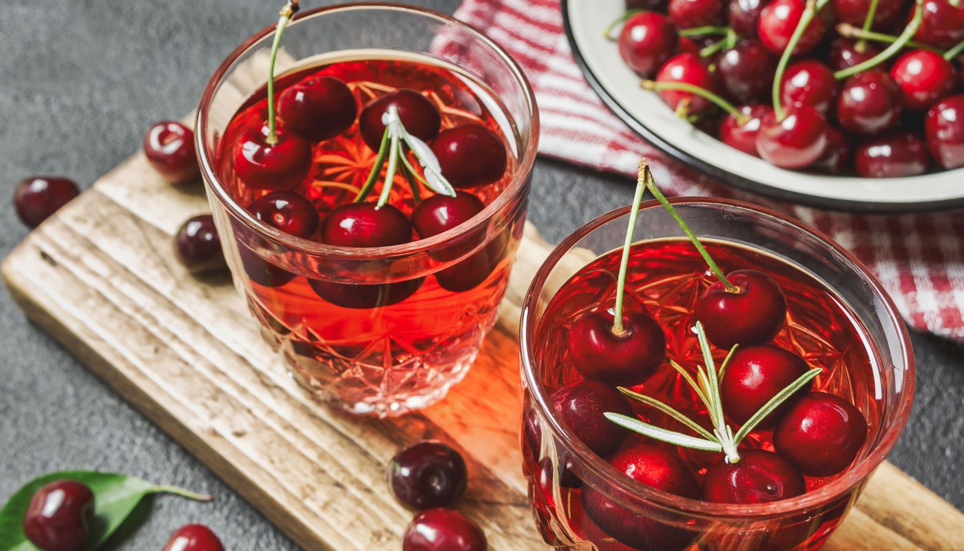Como fazer licor de cereja em casa: aperitivo docinho é bem simples de preparar