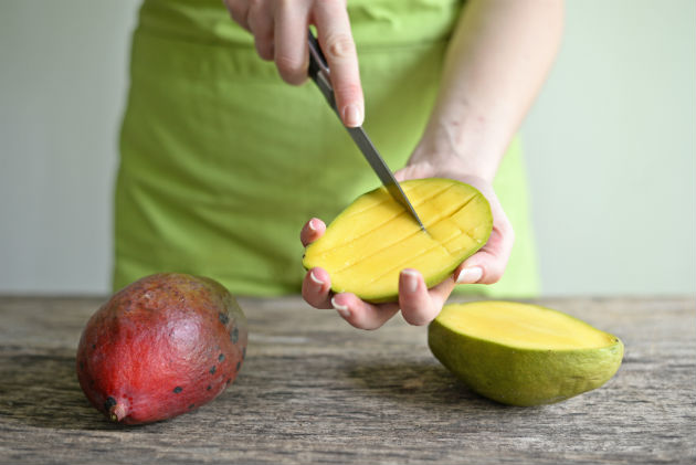 Cortar manga sem se lambuzar: 3 jeitos fáceis de abrir a fruta