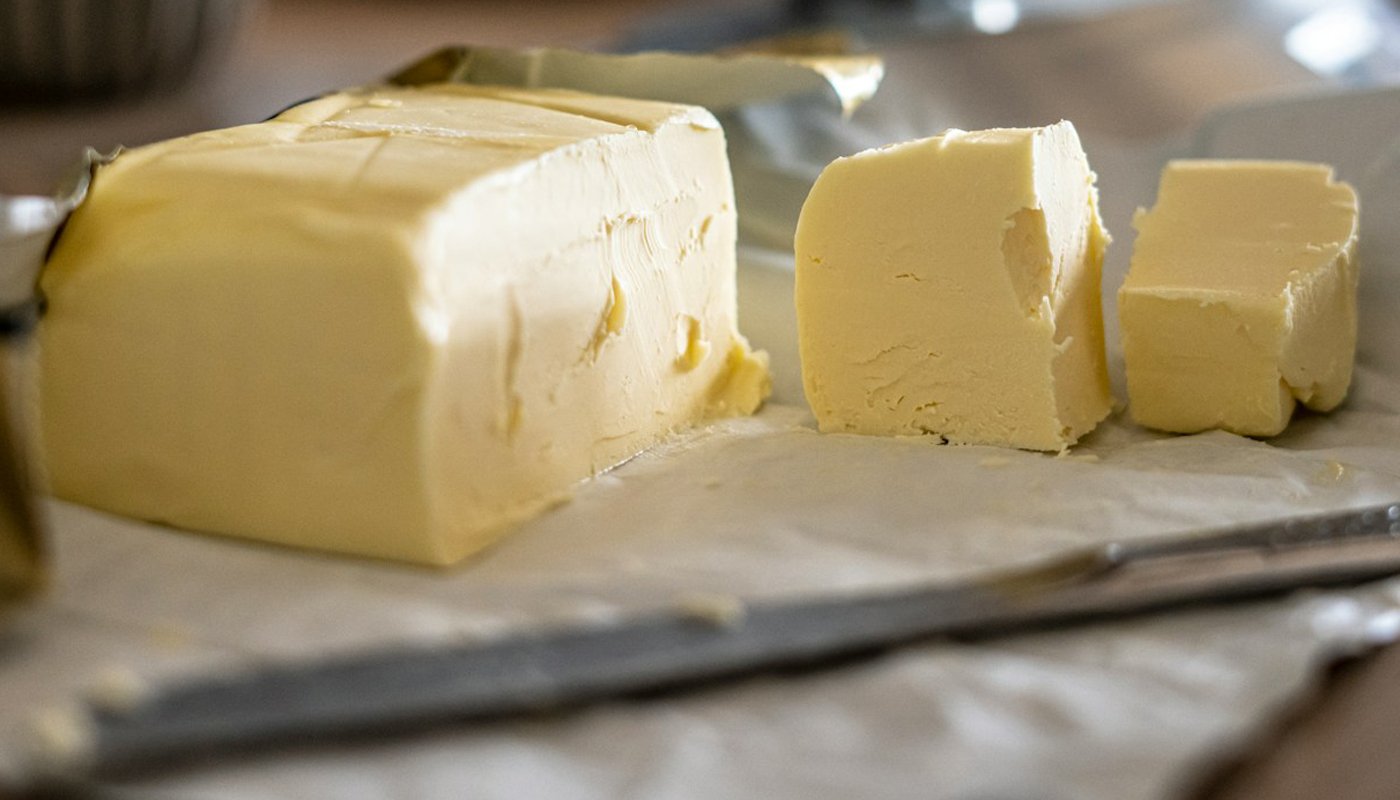 Manteiga deve ficar dentro ou fora da geladeira? Estraga?