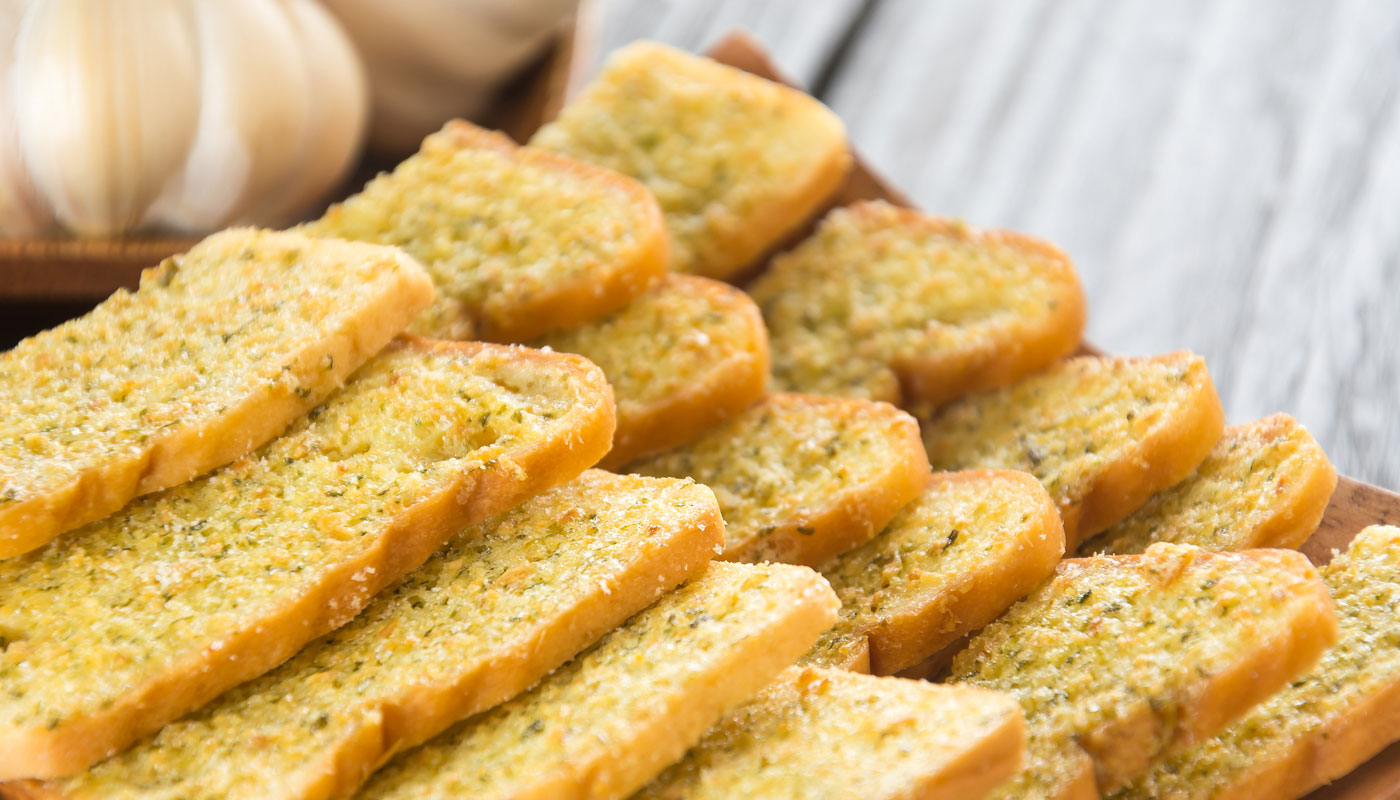 Pão de alho mais simples do mundo é feito na frigideira e com pão de forma