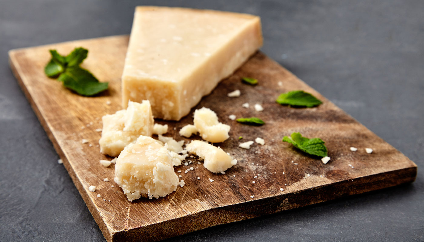 Queijo parmesão cortado