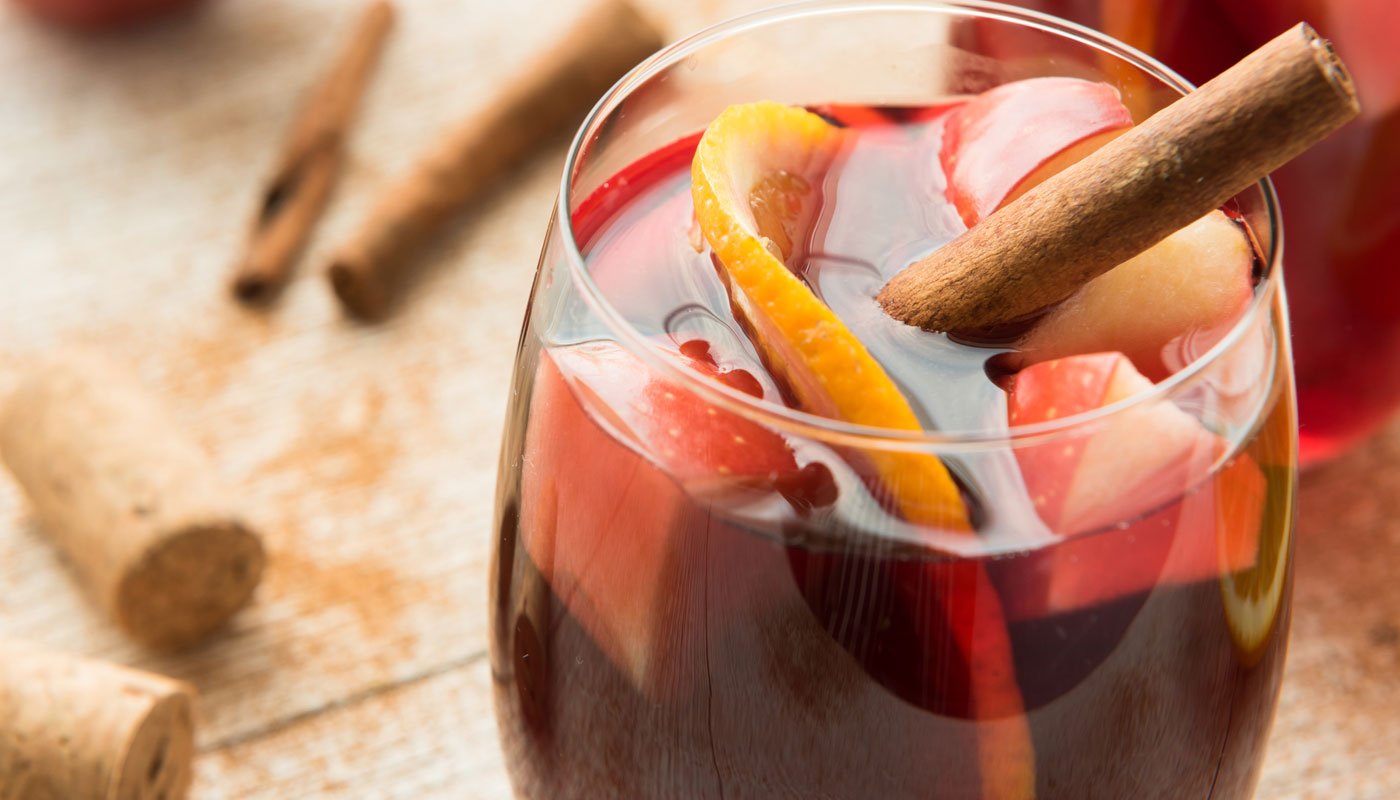 Como fazer sangria: bebida de origem espanhola leva vinho, frutas e um toque de destilado