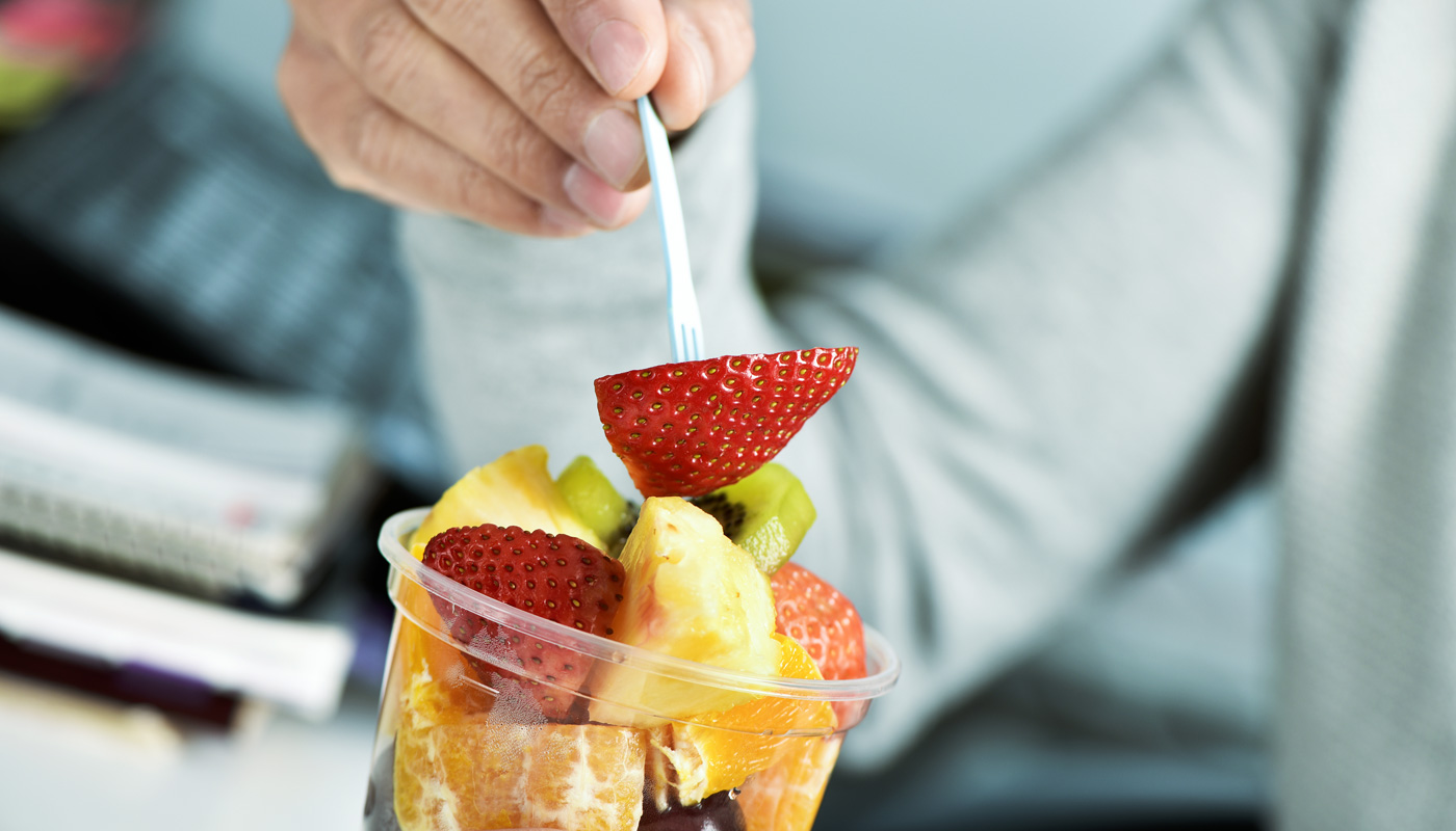 Truque para não deixar a salada de frutas escurecer é bem simples e dá mais sabor