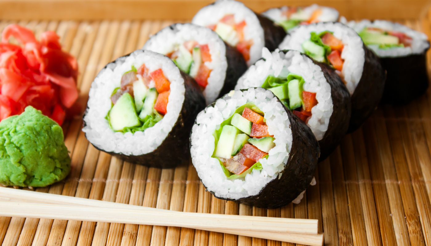 Máquina para fazer comida japonesa em casa deixa sushi perfeito: custa menos que 1 rodízio