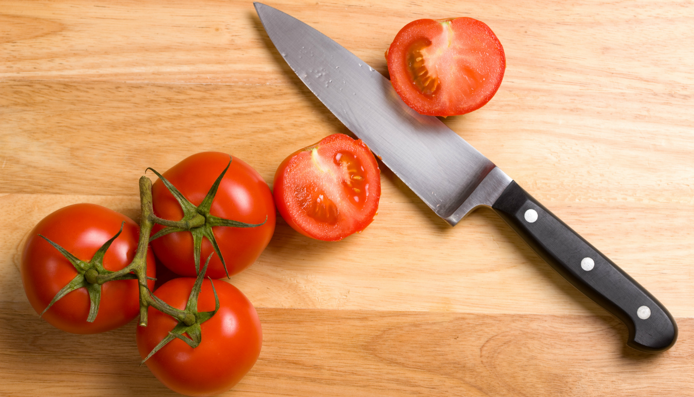 Você nunca mais vai sofrer para cortar tomate em cubinhos com essa dica de mestre