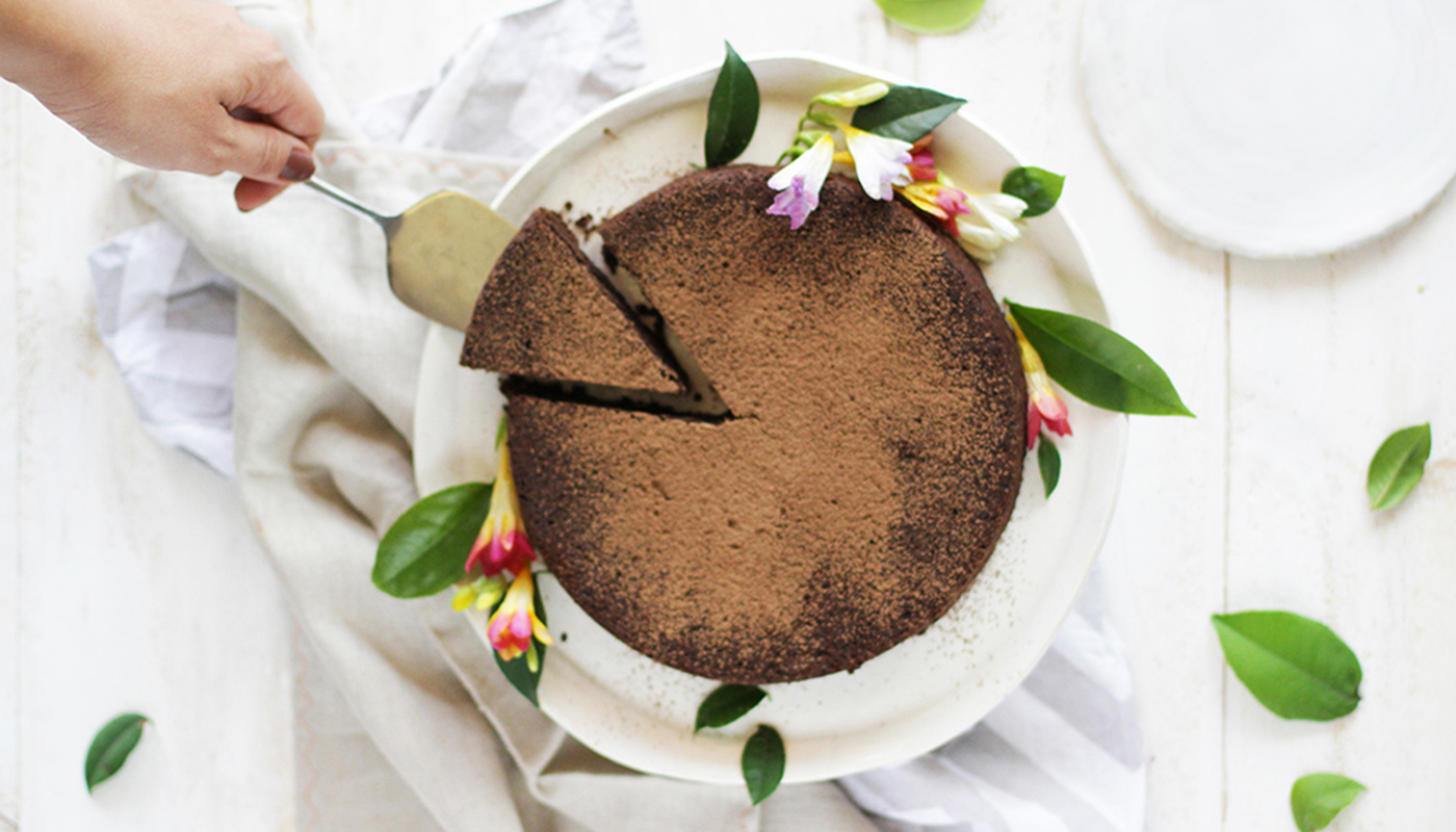 Eis a torta de chocolate mais saudável do mundo feita sem nenhum tipo de farinha