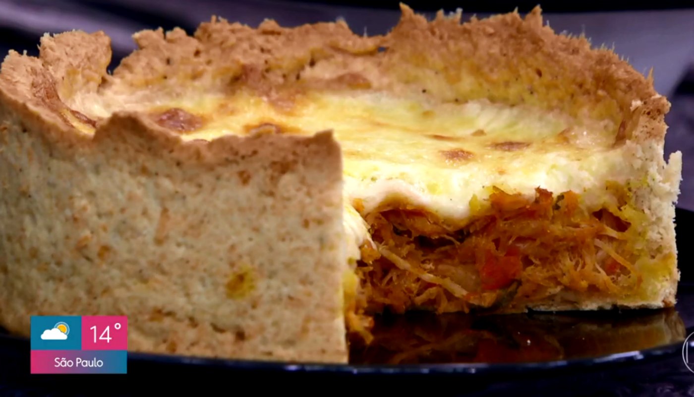 Torta de frango cremosa e fácil da Ana Maria Braga tem crosta de queijo por cima
